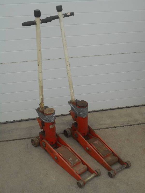 lot 28 image: (2) 5-Ton Hydraulic Jacks ...