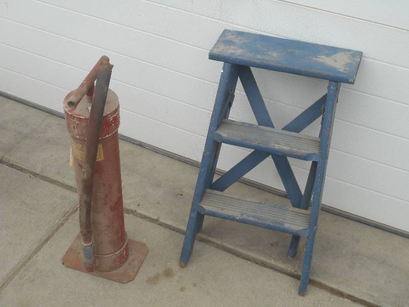 lot 30 image: (1) Air Pump & (1) 2ft Wood Step La...
