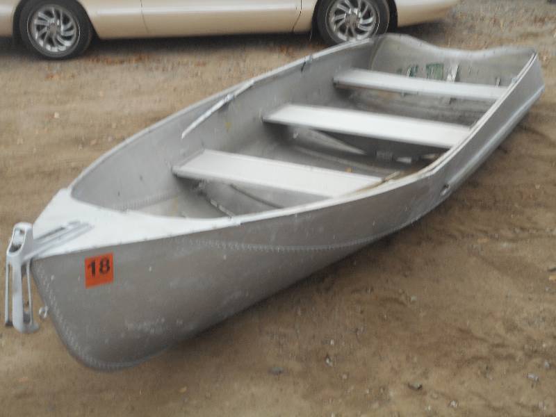 lot 2 image: 1978 Larson 12ft Aluminum Boat, 4-P...