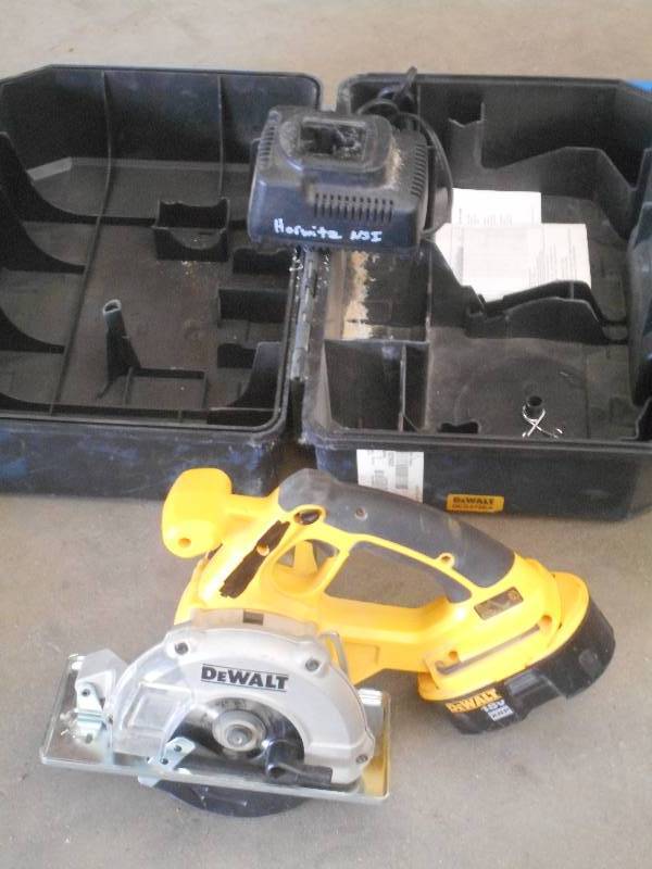 lot 35 image: DeWalt 18Volt 5.5 Metal Saw Set ...