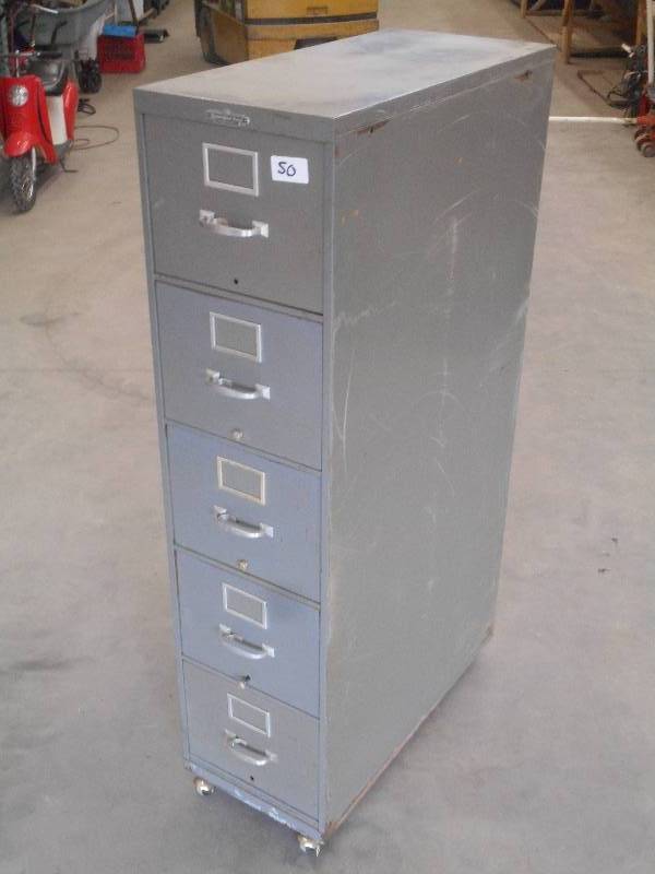 lot 50 image: Heavy Duty 4-Drawer Rolling Steel F...