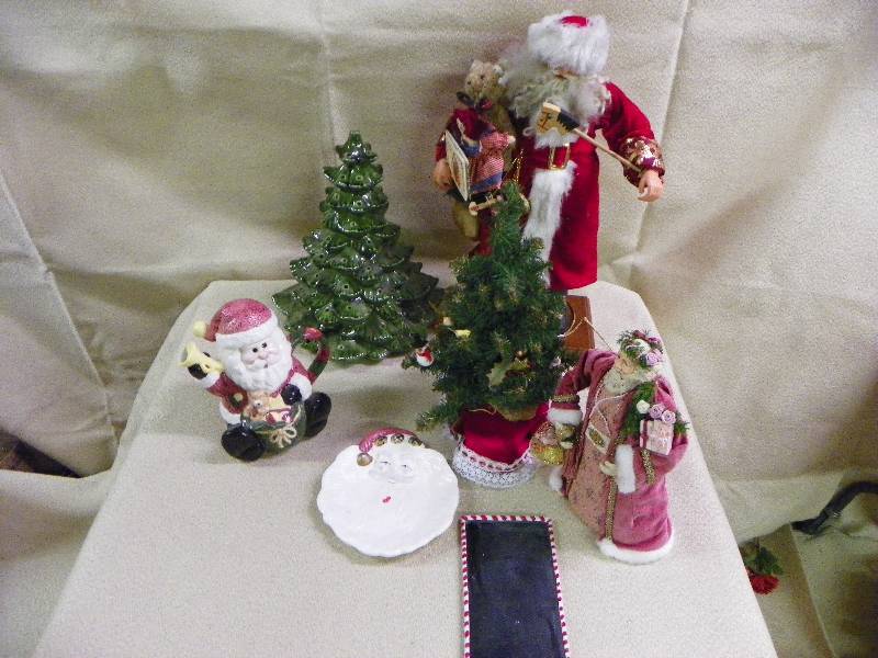 lot 237 image: Christmas Dcor