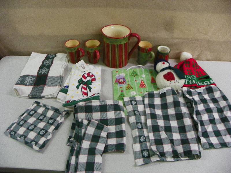 lot 238 image: Christmas Dcor