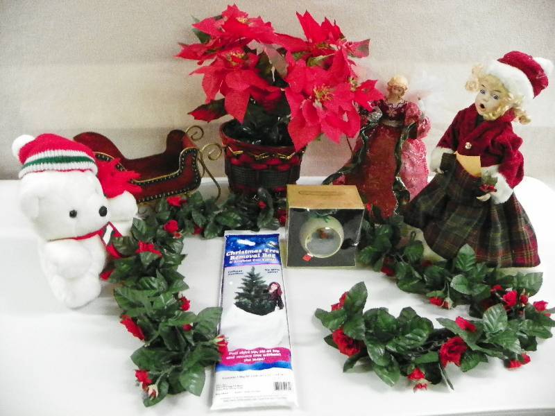 lot 239 image: Christmas Dcor