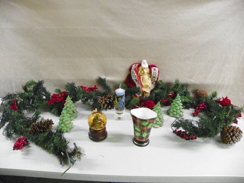 lot 241 image: Christmas Dcor