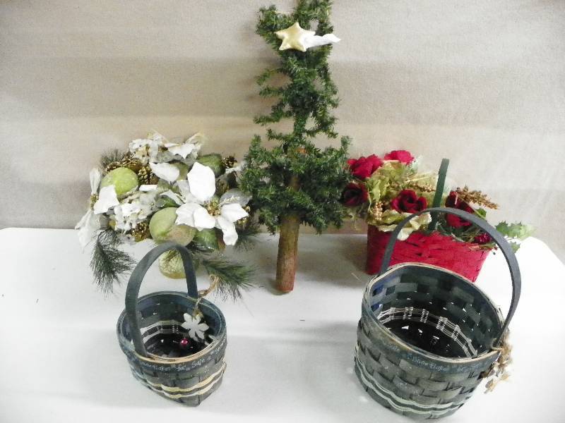 lot 242 image: Christmas Dcor