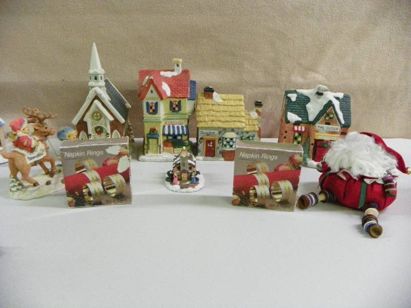 lot 244 image: Christmas Dcor