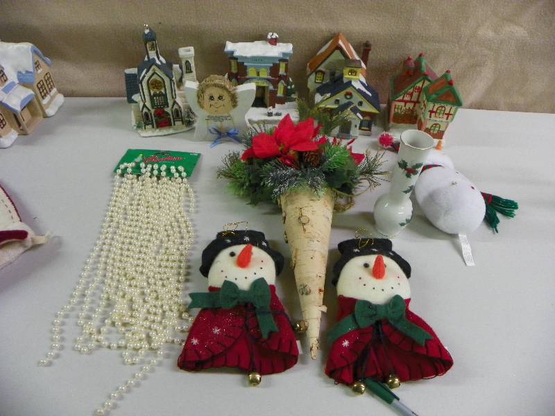 lot 245 image: Christmas Dcor