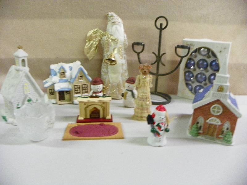 lot 246 image: Christmas Dcor