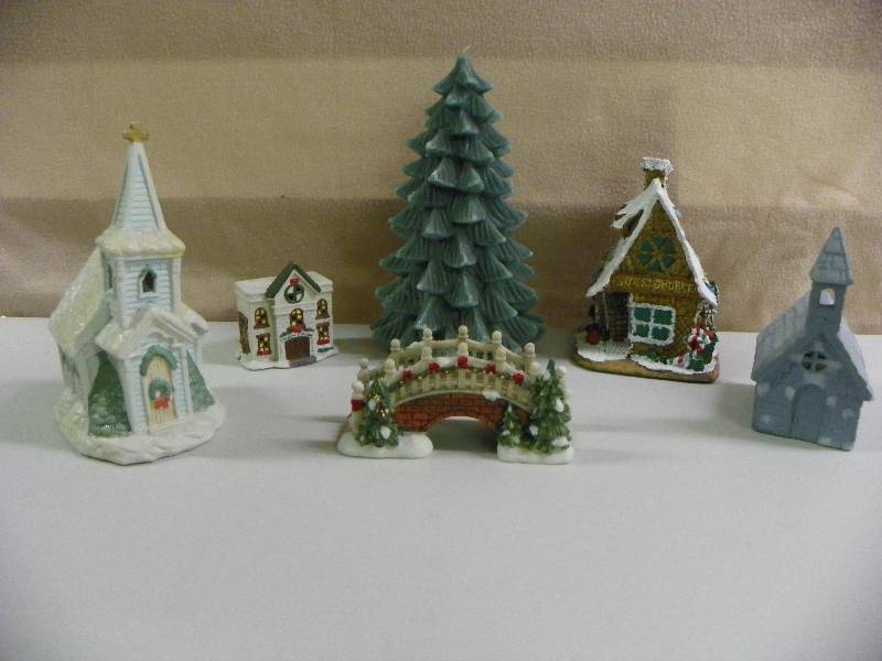 lot 247 image: Christmas Dcor