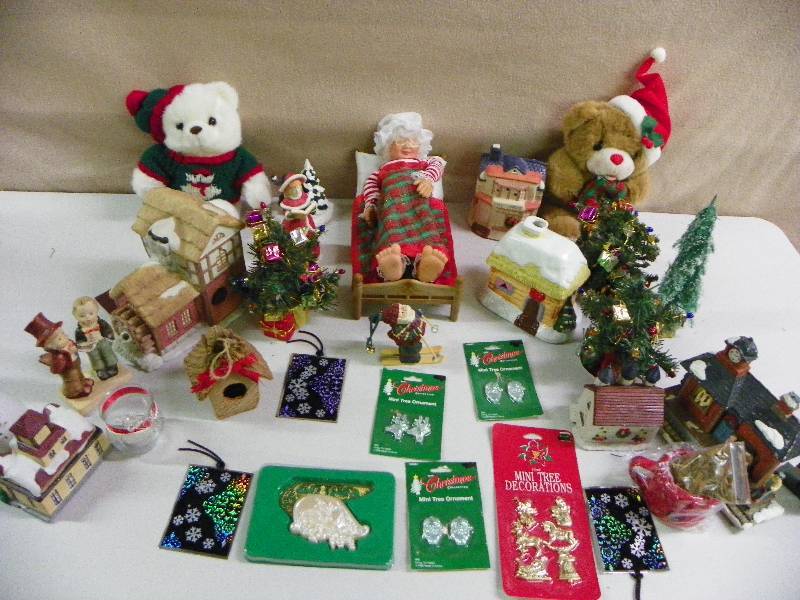 lot 249 image: Christmas Dcor