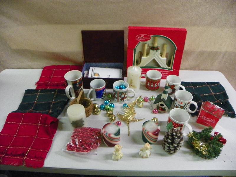 lot 251 image: Christmas Dcor