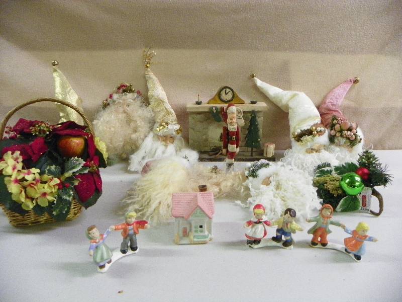 lot 254 image: Christmas Dcor