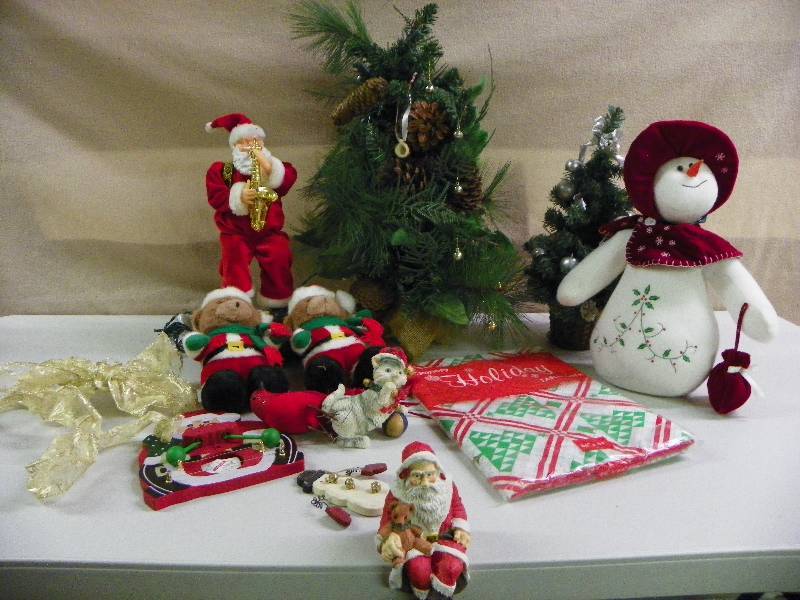 lot 255 image: Christmas Dcor