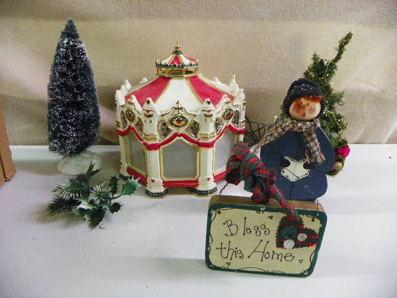 lot 258 image: Christmas Dcor