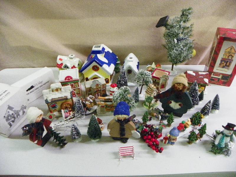 lot 259 image: Christmas Dcor