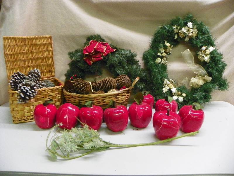 lot 262 image: Christmas Dcor