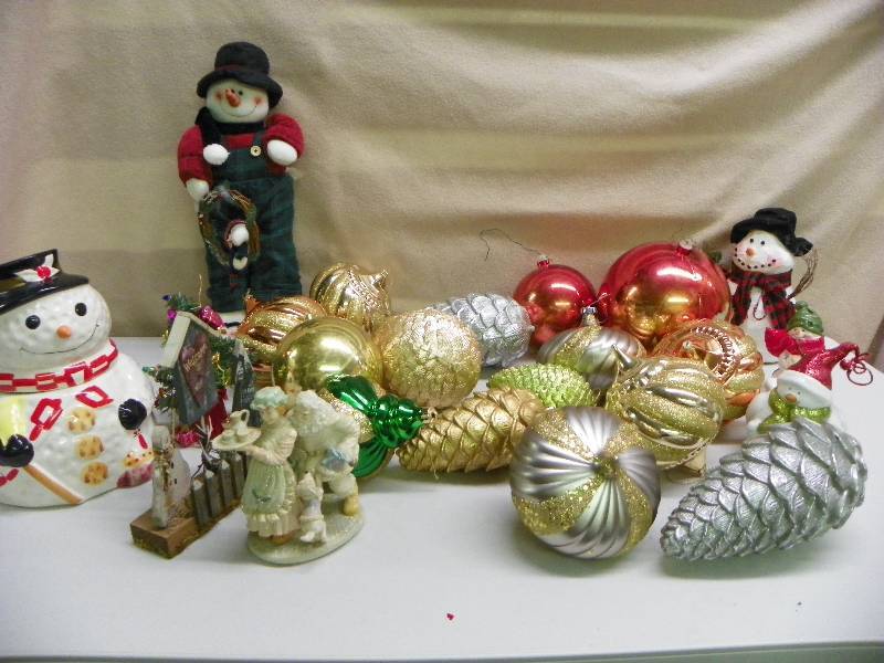 lot 263 image: Christmas Dcor