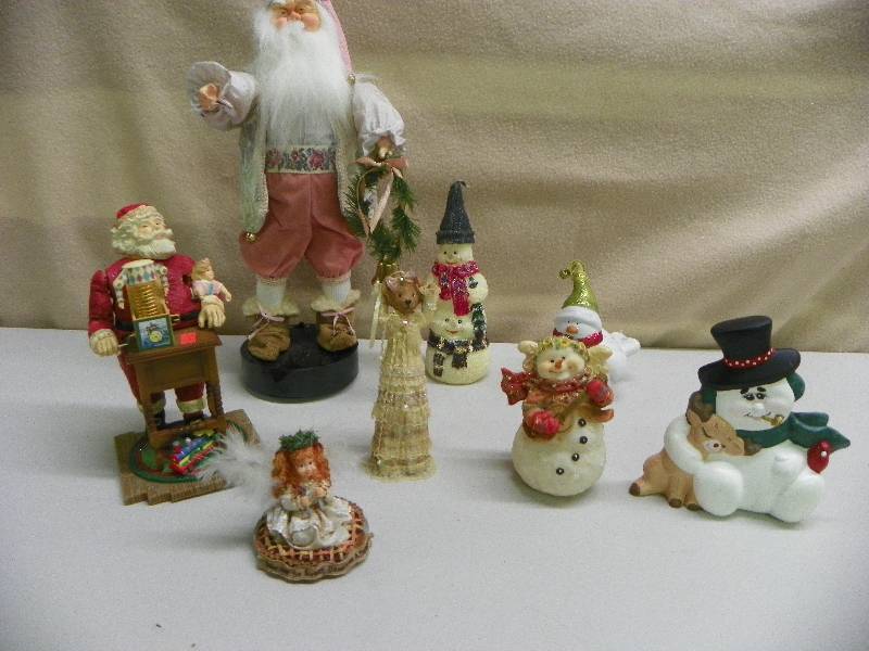 lot 264 image: Christmas Dcor