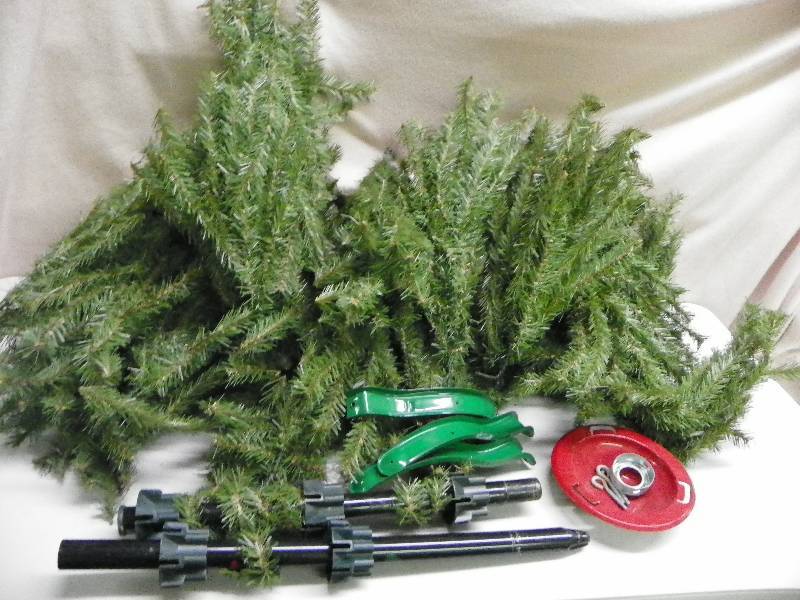 lot 266 image: Christmas Dcor