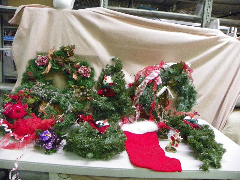 lot 267 image: Christmas Dcor