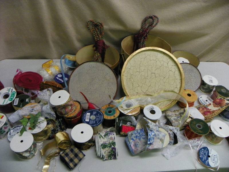 lot 268 image: Christmas Dcor