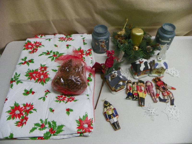 lot 270 image: Christmas Dcor