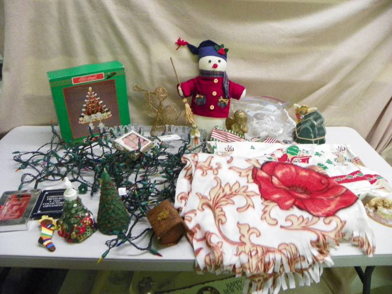 lot 271 image: Christmas Dcor