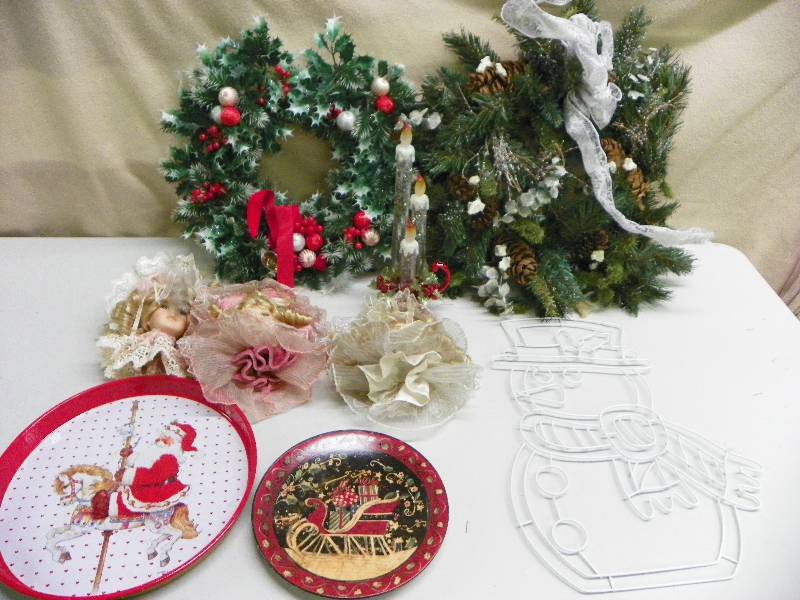 lot 274 image: Christmas Dcor