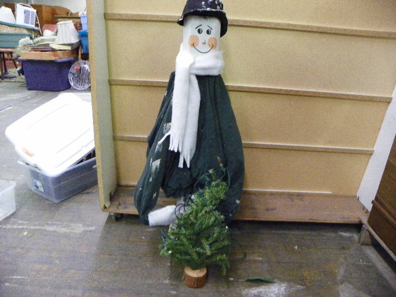 lot 277 image: Christmas Dcor