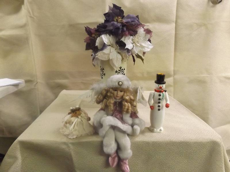 lot 200 image: Christmas Dcor