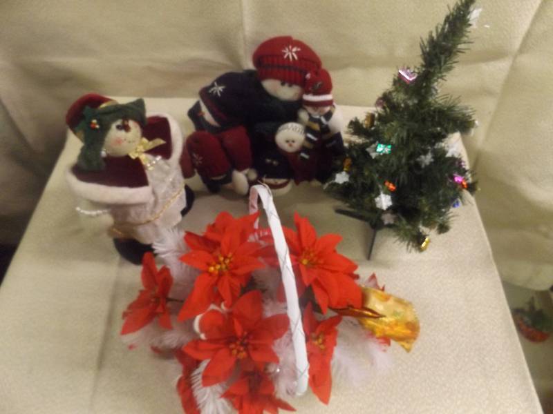 lot 202 image: Christmas Dcor