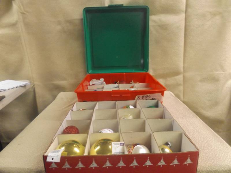 lot 203 image: Christmas Dcor