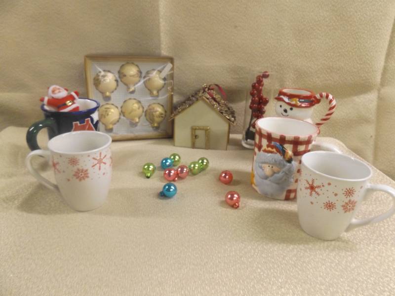 lot 204 image: Christmas Dcor