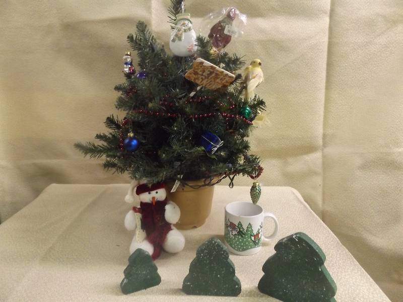 lot 205 image: Christmas Dcor