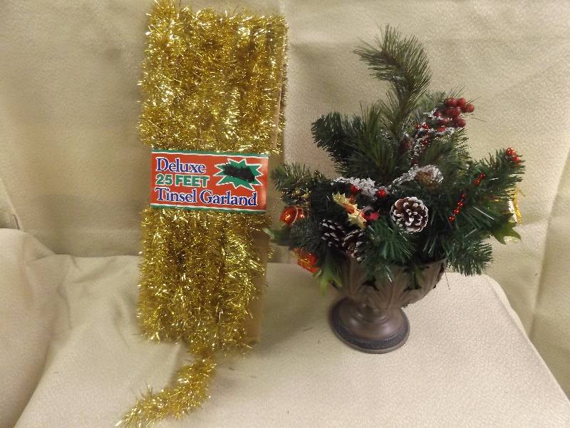 lot 206 image: Christmas Dcor