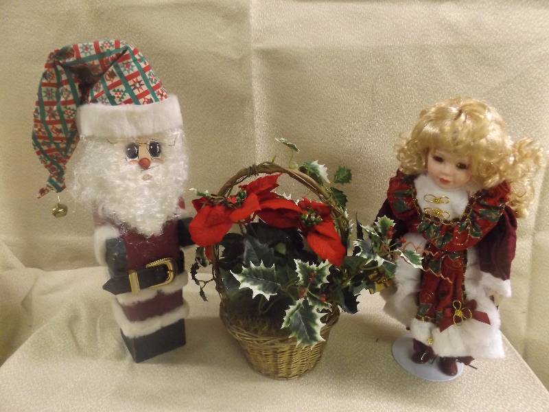 lot 207 image: Christmas Dcor