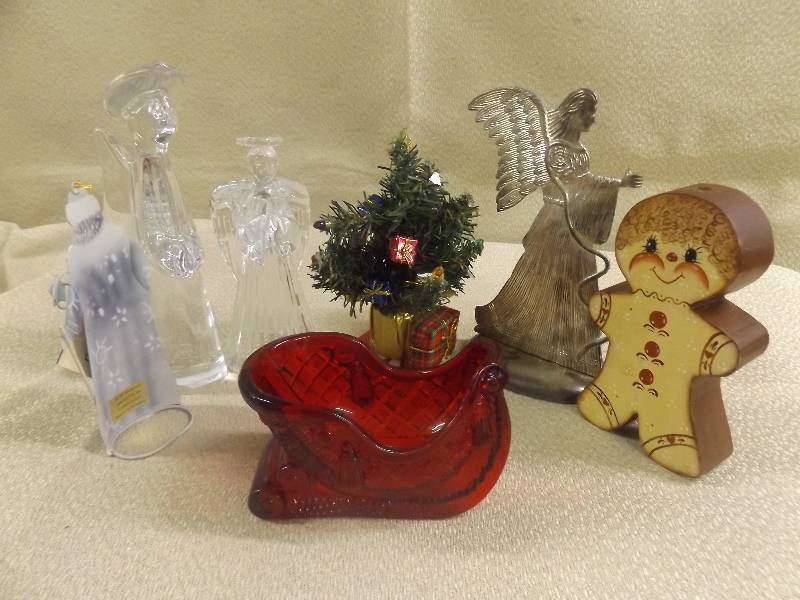 lot 208 image: Christmas Dcor