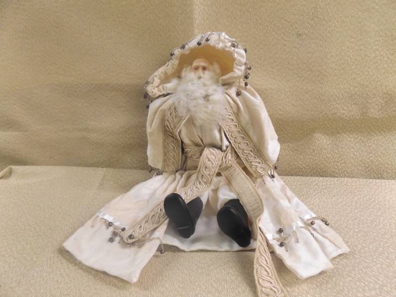 lot 210 image: Christmas Dcor