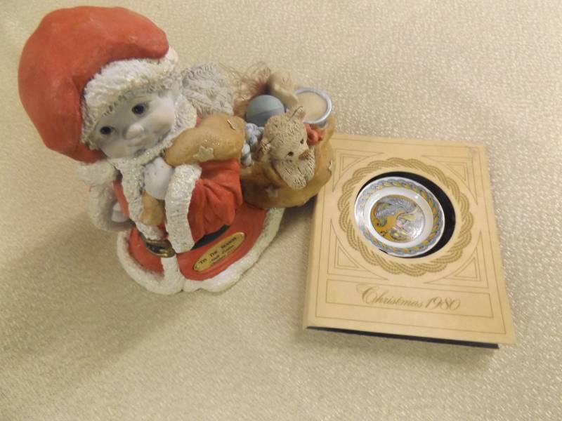 lot 211 image: Christmas Dcor