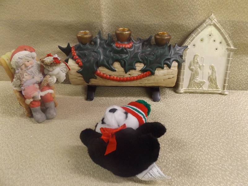 lot 214 image: Christmas Dcor