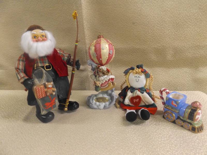 lot 215 image: Christmas Dcor