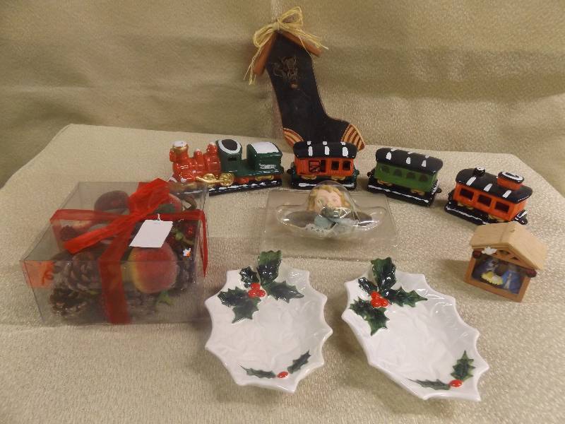 lot 213 image: Christmas Dcor