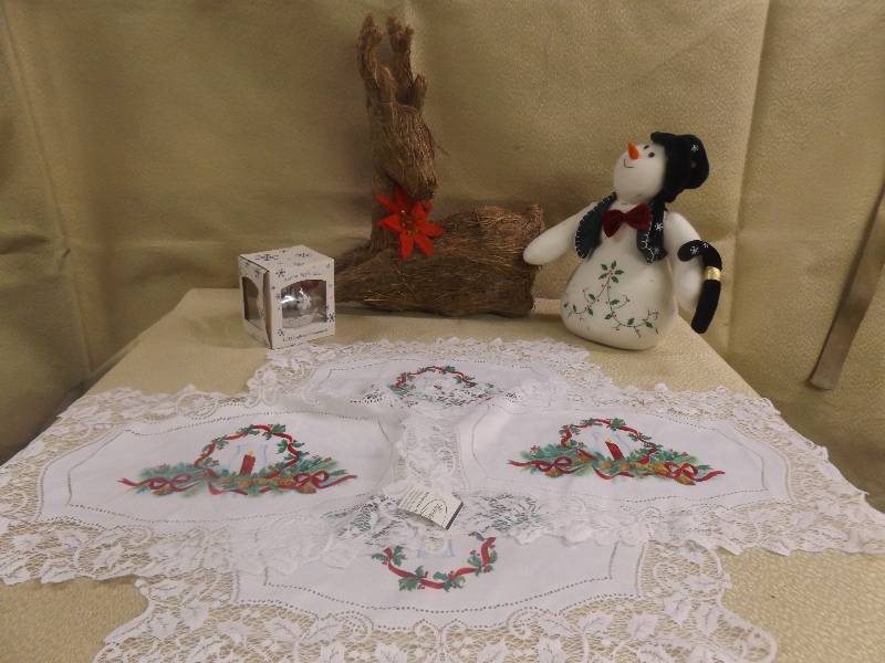 lot 216 image: Christmas Dcor