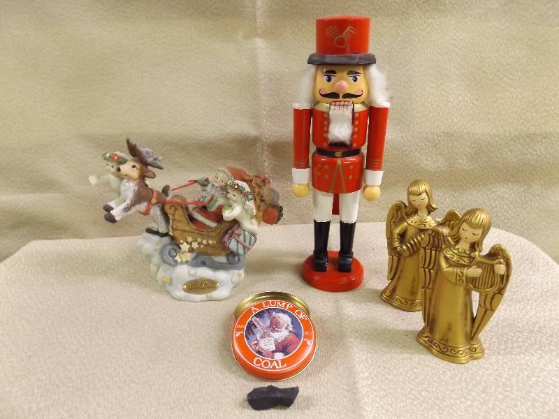 lot 218 image: Christmas Dcor