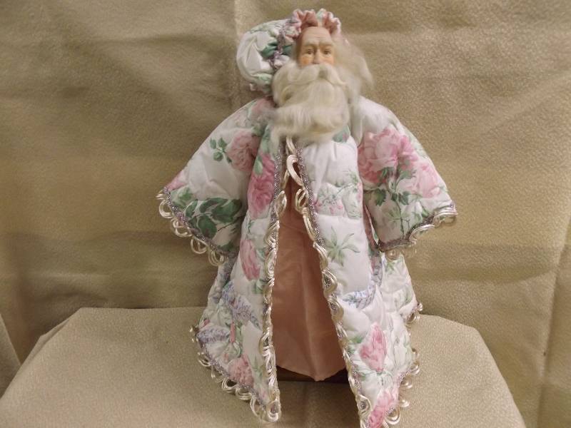 lot 219 image: Christmas Dcor