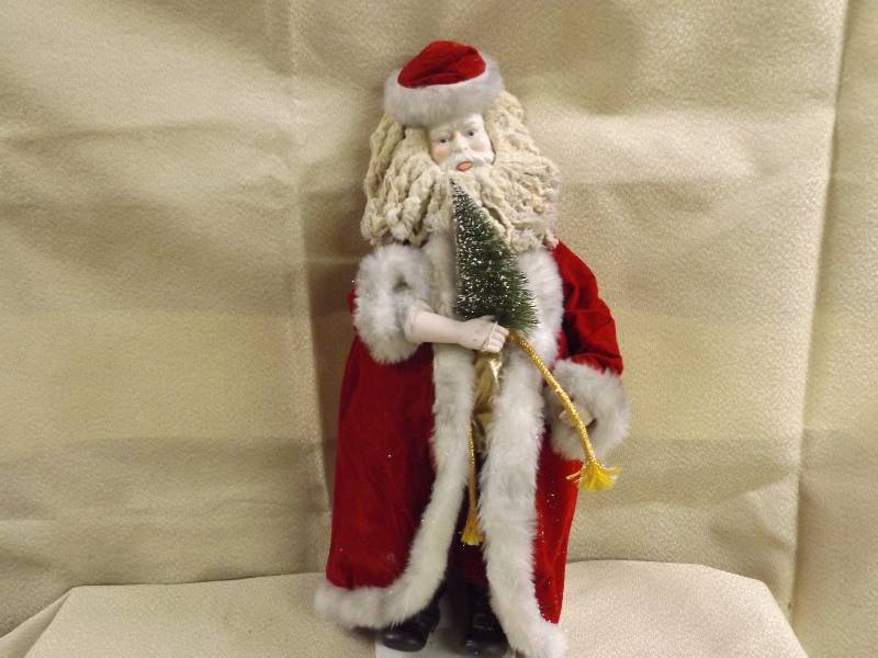 lot 220 image: Christmas Dcor