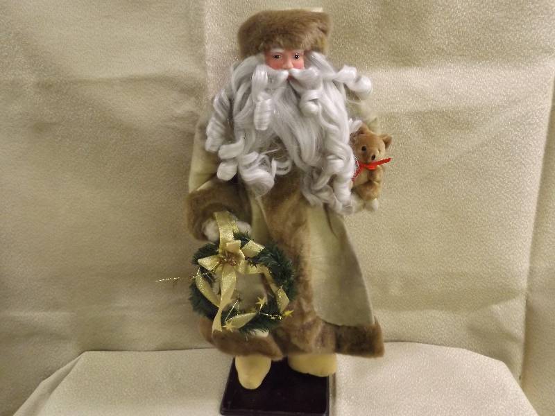 lot 221 image: Christmas Dcor