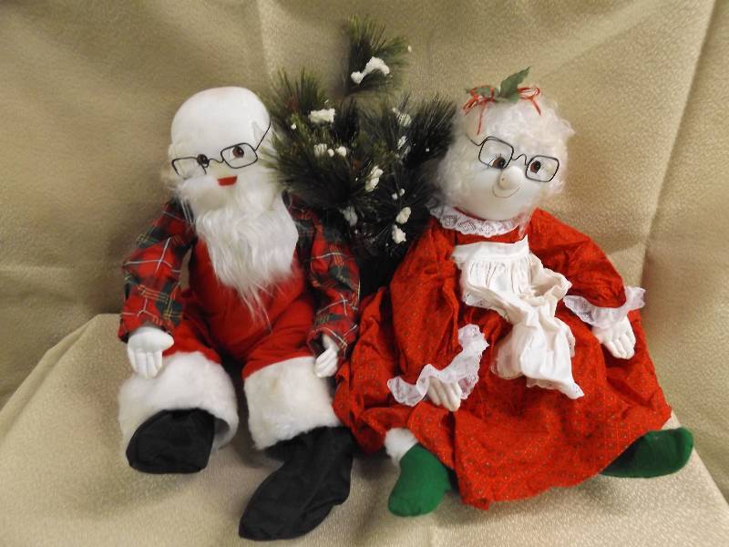 lot 222 image: Christmas Dcor