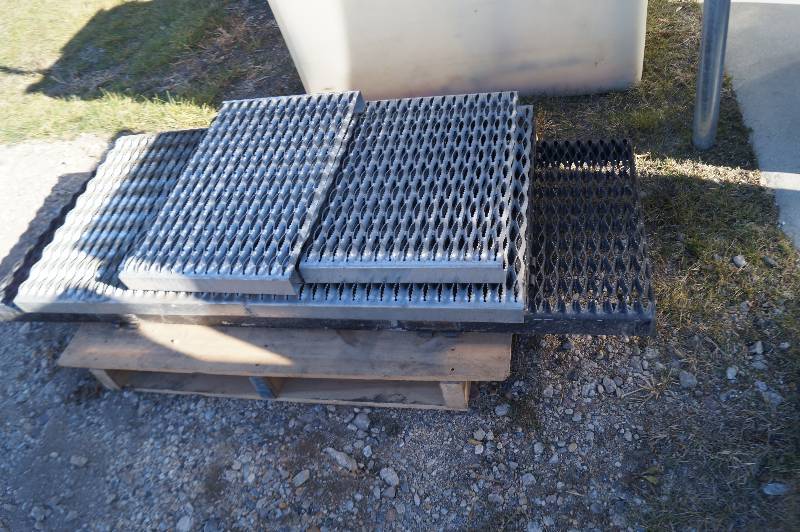 Metal Non-Skid Walkway Pieces